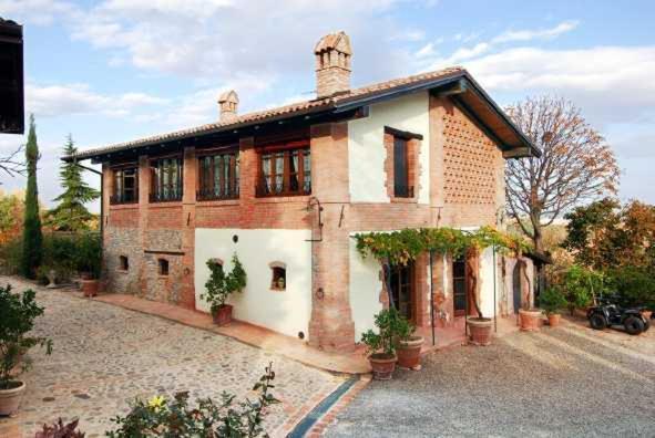 Cascina La Buca Guest House Castello di Serravalle Ngoại thất bức ảnh