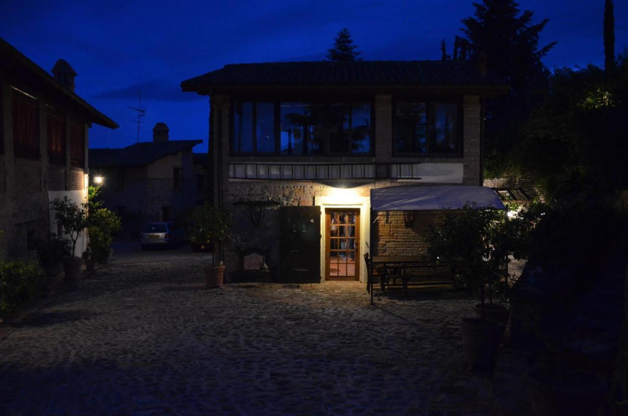Cascina La Buca Guest House Castello di Serravalle Ngoại thất bức ảnh