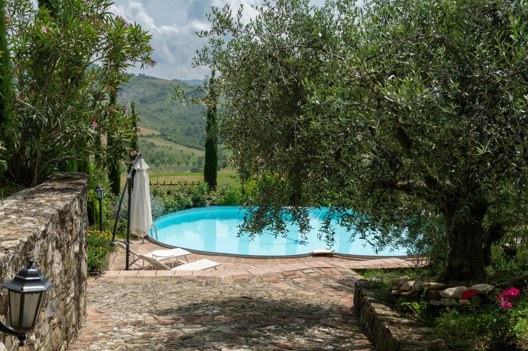 Cascina La Buca Guest House Castello di Serravalle Ngoại thất bức ảnh