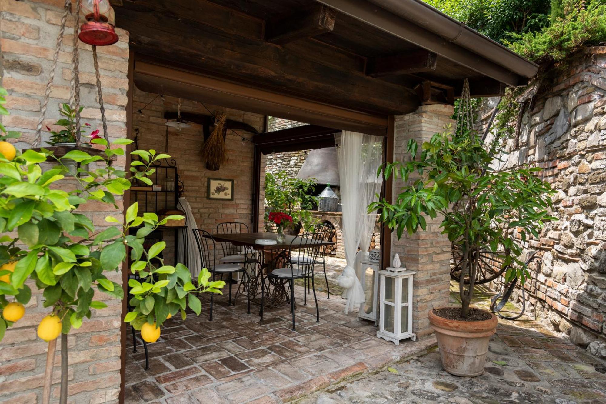 Cascina La Buca Guest House Castello di Serravalle Ngoại thất bức ảnh