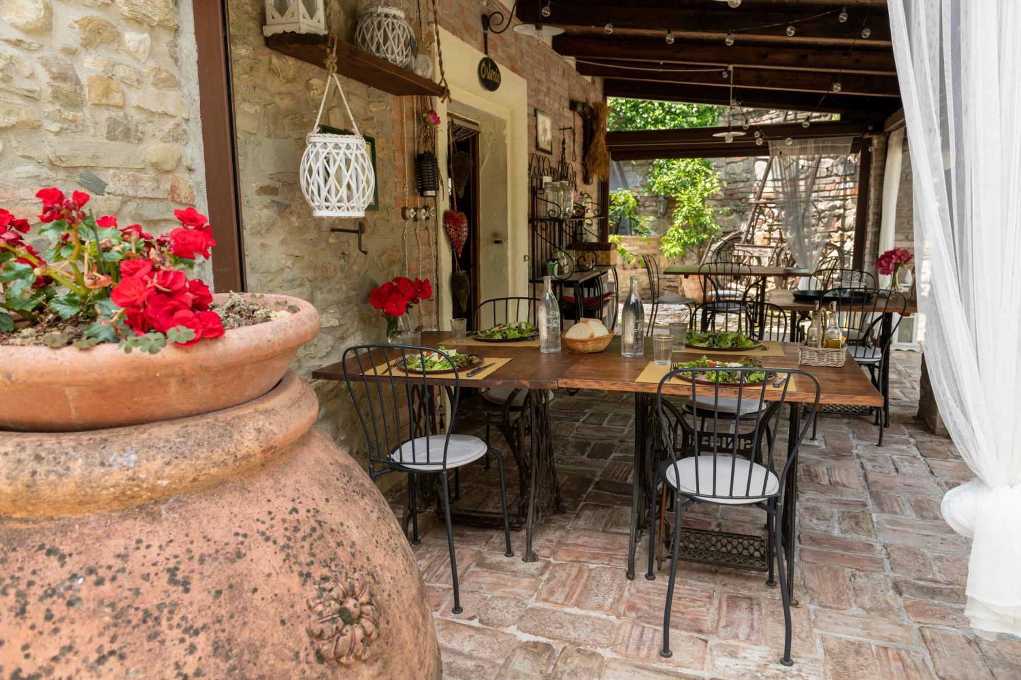 Cascina La Buca Guest House Castello di Serravalle Ngoại thất bức ảnh