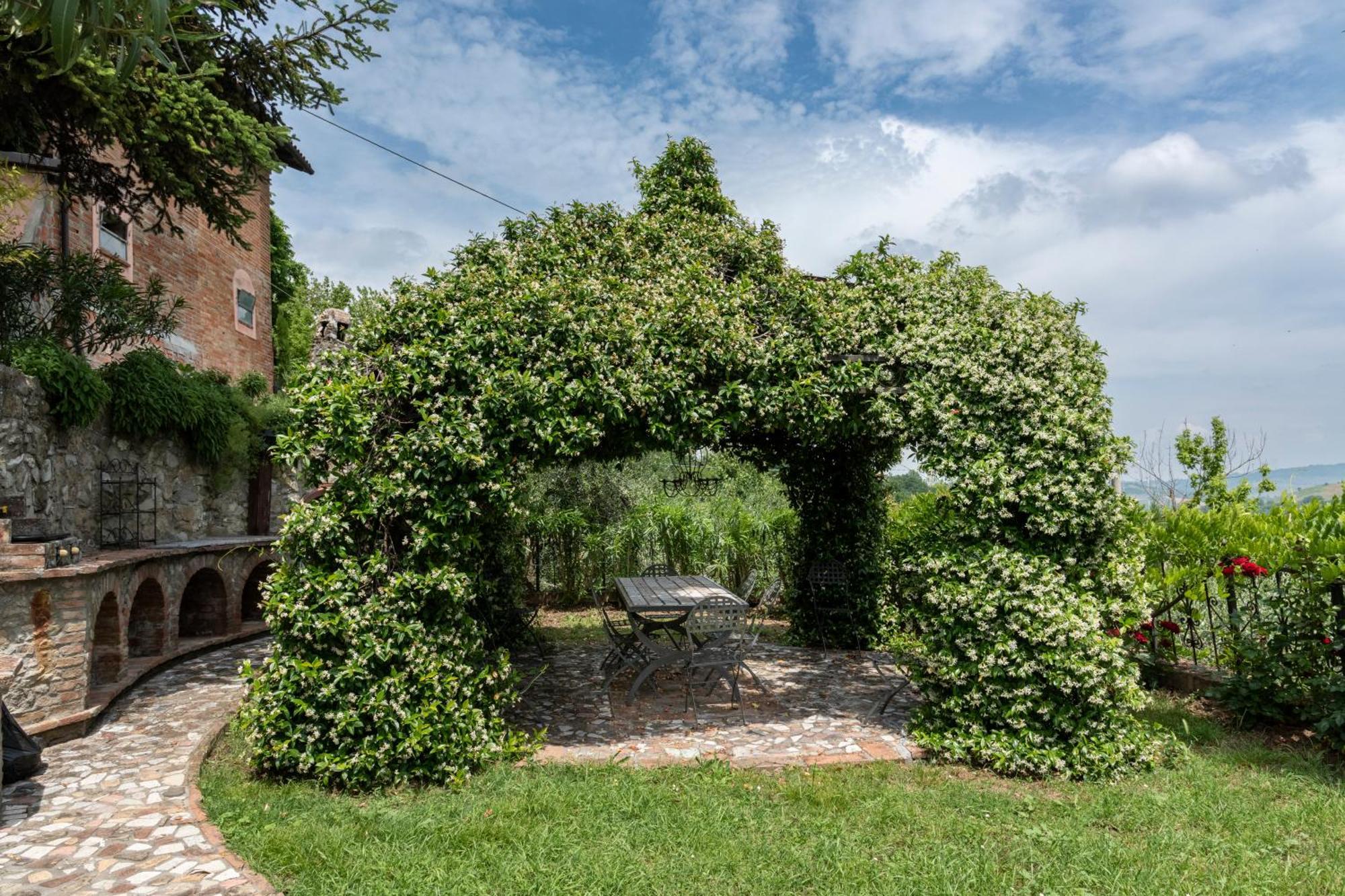 Cascina La Buca Guest House Castello di Serravalle Ngoại thất bức ảnh