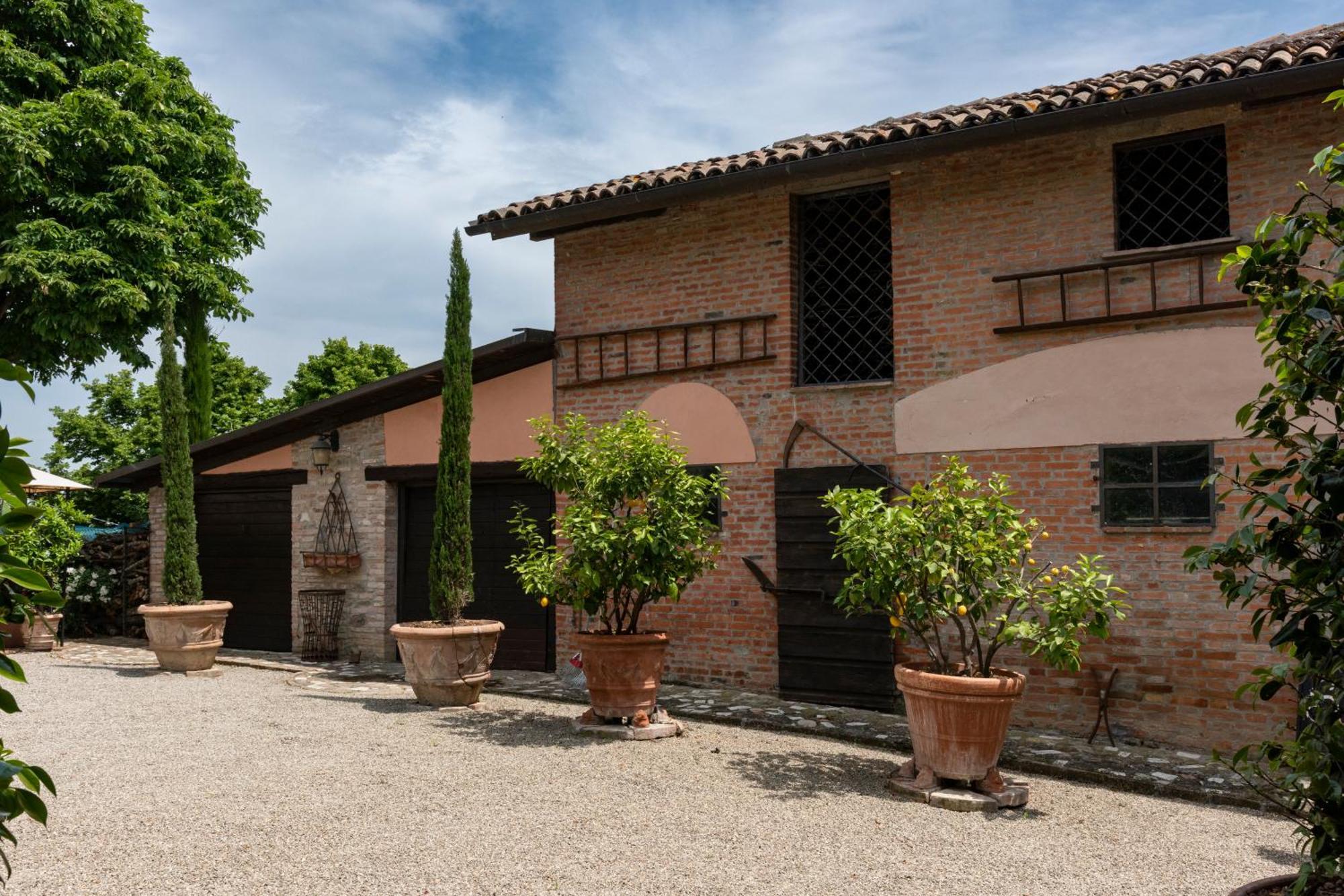 Cascina La Buca Guest House Castello di Serravalle Ngoại thất bức ảnh